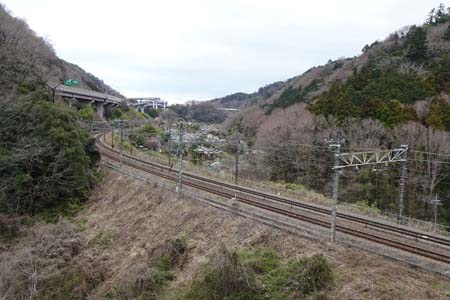 裏高尾から木下沢・中央線の線路を見ながら下ります