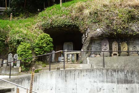 鎌倉市・東光寺の本堂奥に石仏