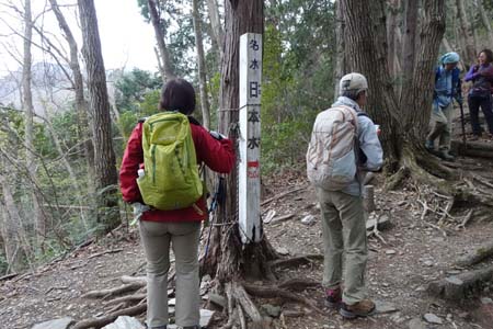 釜伏山・登山道で一息を入れます