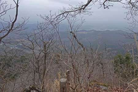 釜伏山・視界が開けると中間平の稜線