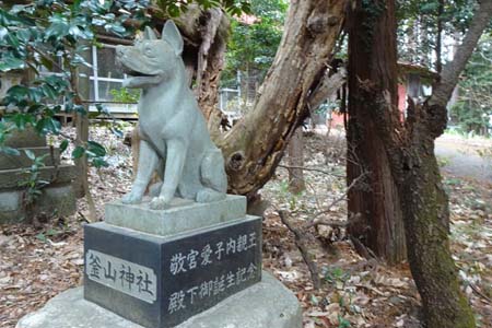 釜伏山・釜山神社の参道には狼の狛犬
