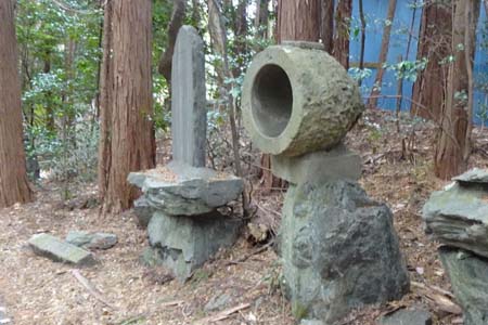 釜伏山・釜山神社に粥占いの石釜か