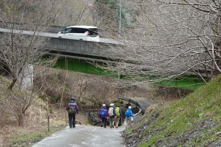 釜伏山・有料道路の下をくぐって