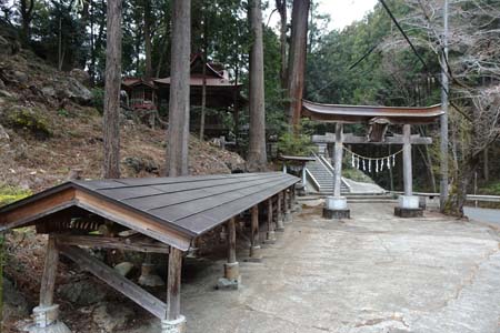 寄居町・姥宮神社の鳥居