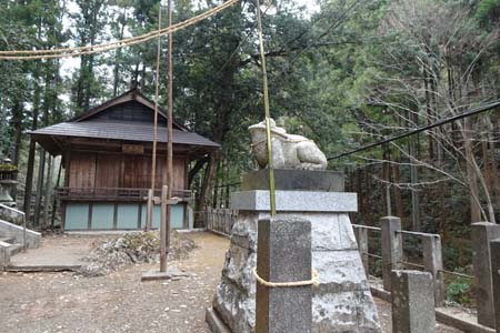 寄居町・姥宮神社のカエルの狛犬