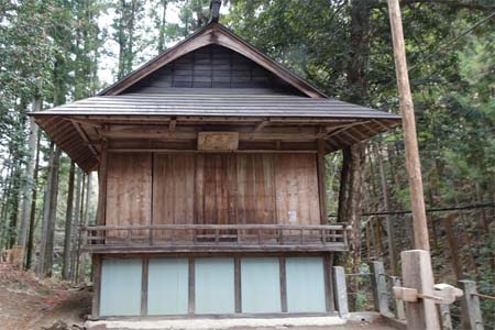 寄居町・姥宮神社の神楽殿