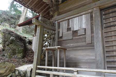 寄居町・姥宮神社の拝殿に納札と彫刻