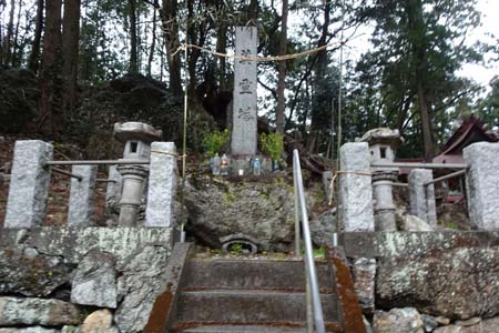 寄居町・姥宮神社の英霊塔