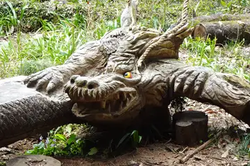 竜のベンチ