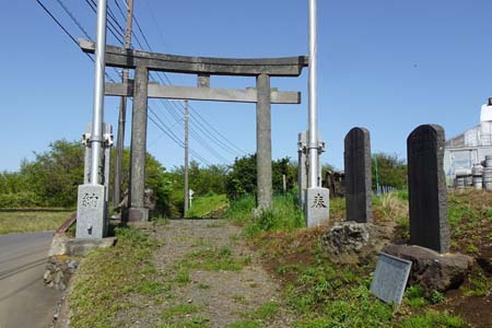 横浜市戸塚区・鳥居の脇に石碑