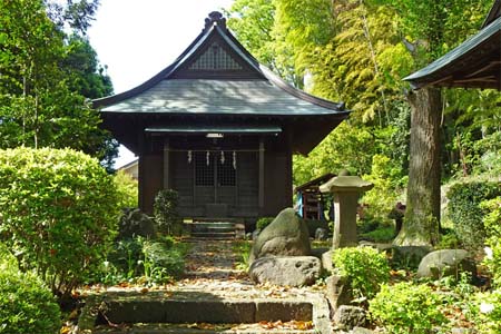 横浜市戸塚区・上俣野神社の小さな参道の先に社
