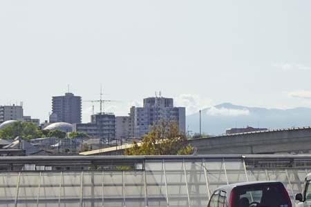横浜市泉区・湘南台の街並みの先に大山