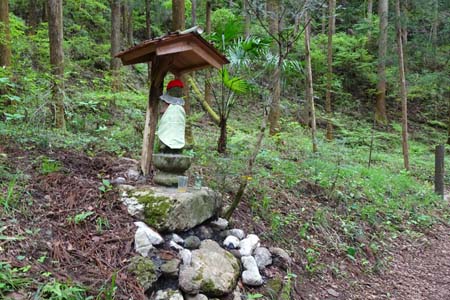 羊山公園から琴平丘陵・山の神の分岐にお地蔵様