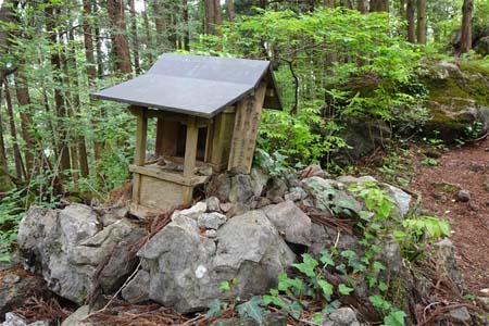 羊山公園から琴平丘陵・小さな祠があります
