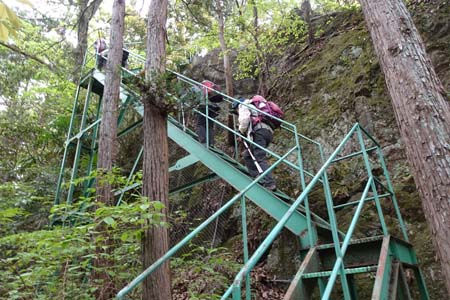 羊山公園から琴平丘陵・修験堂へと登る鉄の階段