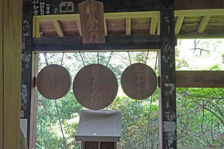 羊山公園から琴平丘陵・岩場の上に建つ修験堂