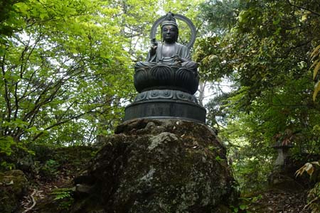 羊山公園から琴平丘陵・正観音像が祀られています