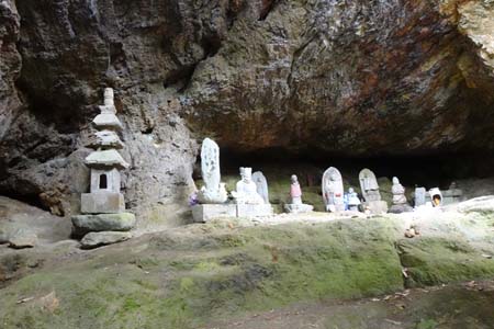羊山公園から琴平丘陵・岩井堂の裏には石仏