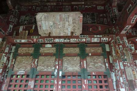 羊山公園から琴平丘陵・千社札が張られた岩井堂