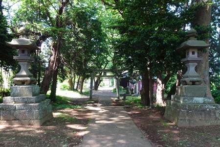 横浜市泉区・左馬神社の参道に石灯篭