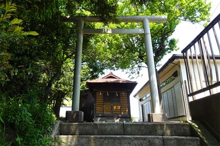 横浜市泉区・中屋敷天満宮の石段上に鳥居