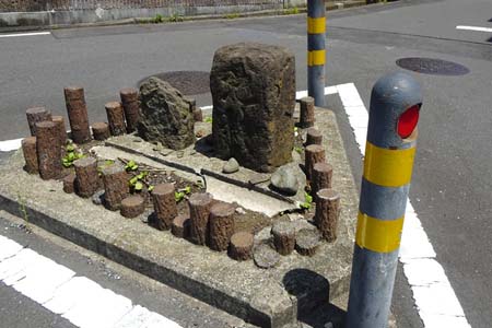 横浜市瀬谷区・ロータリーに石仏