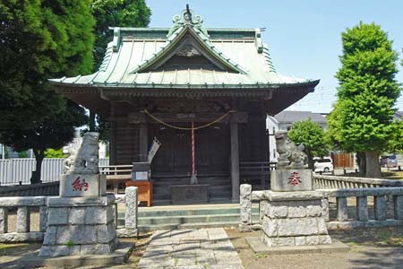 横浜市瀬谷区・若宮八幡宮の狛犬の先に拝殿