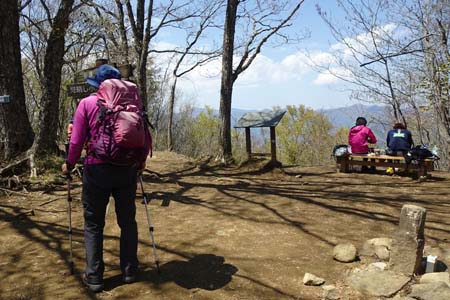 三頭山・たどり着いた三頭山の西峰