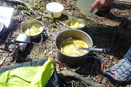 三頭山・山頂でシチュー鍋
