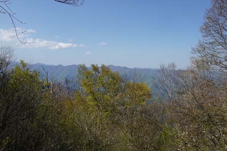 三頭山・北側の展望の先は石尾根