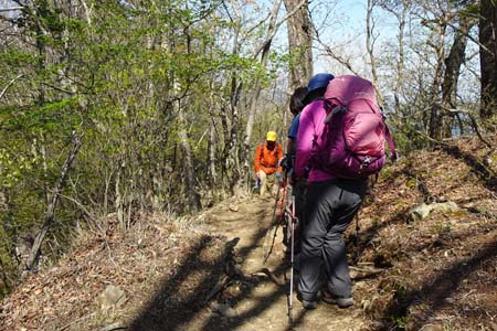 三頭山・まだ山頂を目指すハイカーも