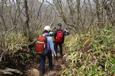 長七郎山・固定ロープがある急坂へ
