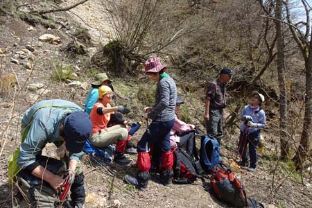 長七郎山・銚子の伽藍の脇で小休止