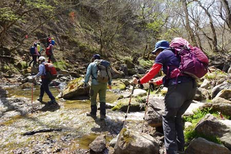 長七郎山・粕川の流れを渡り