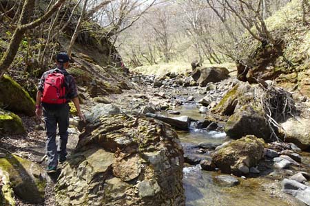 長七郎山・沢に沿って上って行きます
