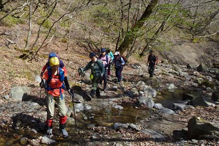 長七郎山・踏み石をたよりに渡渉を繰り返し