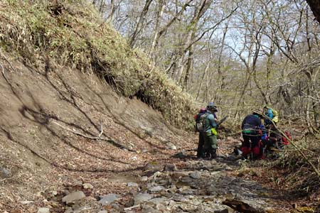 長七郎山・枯れた沢で小休止