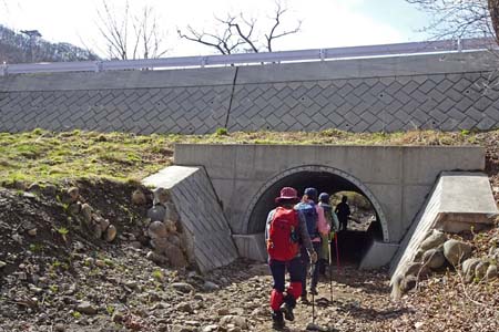 長七郎山・トンネルをくぐり関東ふれあいの道へ