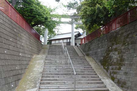 町田市・熊野神社の石段上に境内