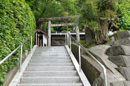 町田市・町谷八坂神社の石段上に鳥居