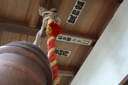 町田市・町谷八坂神社の坪鈴と千社札
