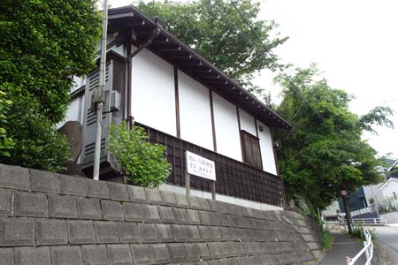 町田市・町谷八坂神社の石垣上に社務所