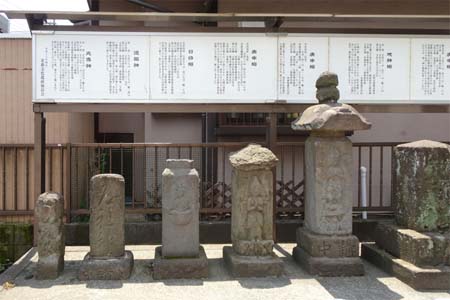 町田市・杉山神社の参道にたくさん庚申塚