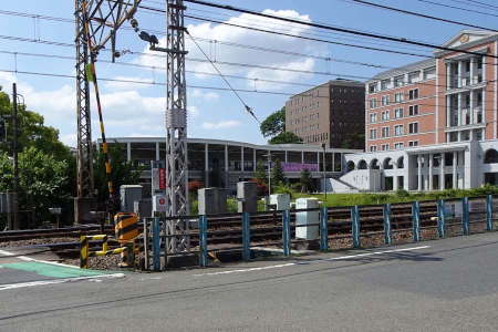 町田市・小田急線の踏切に玉川学園