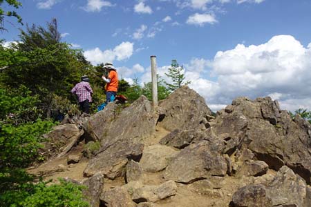 笠取山・山頂は小さな岩場の上