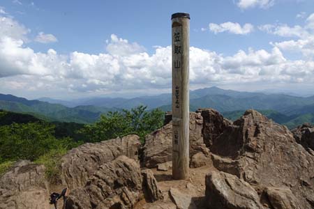 笠取山・山梨百名山の山頂