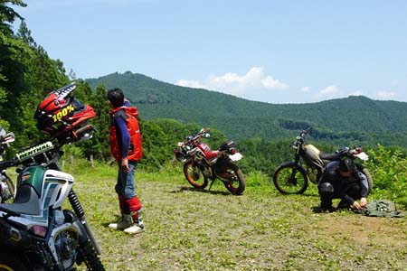 白岩滝から南沢あじさい山・麻生平にはバイクの若者