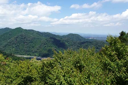 高尾山・展望台の先に圏央道と八王子城