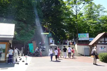 ケーブルカーの高尾山駅
