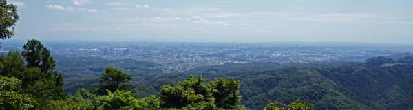 高尾山・山頂から霞む都心のビル群